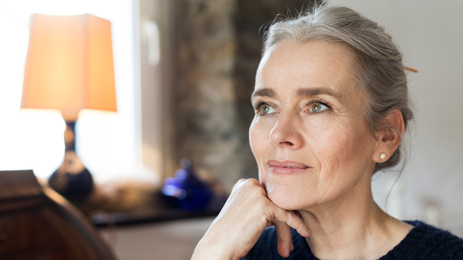 Kvinne ser ut i luften