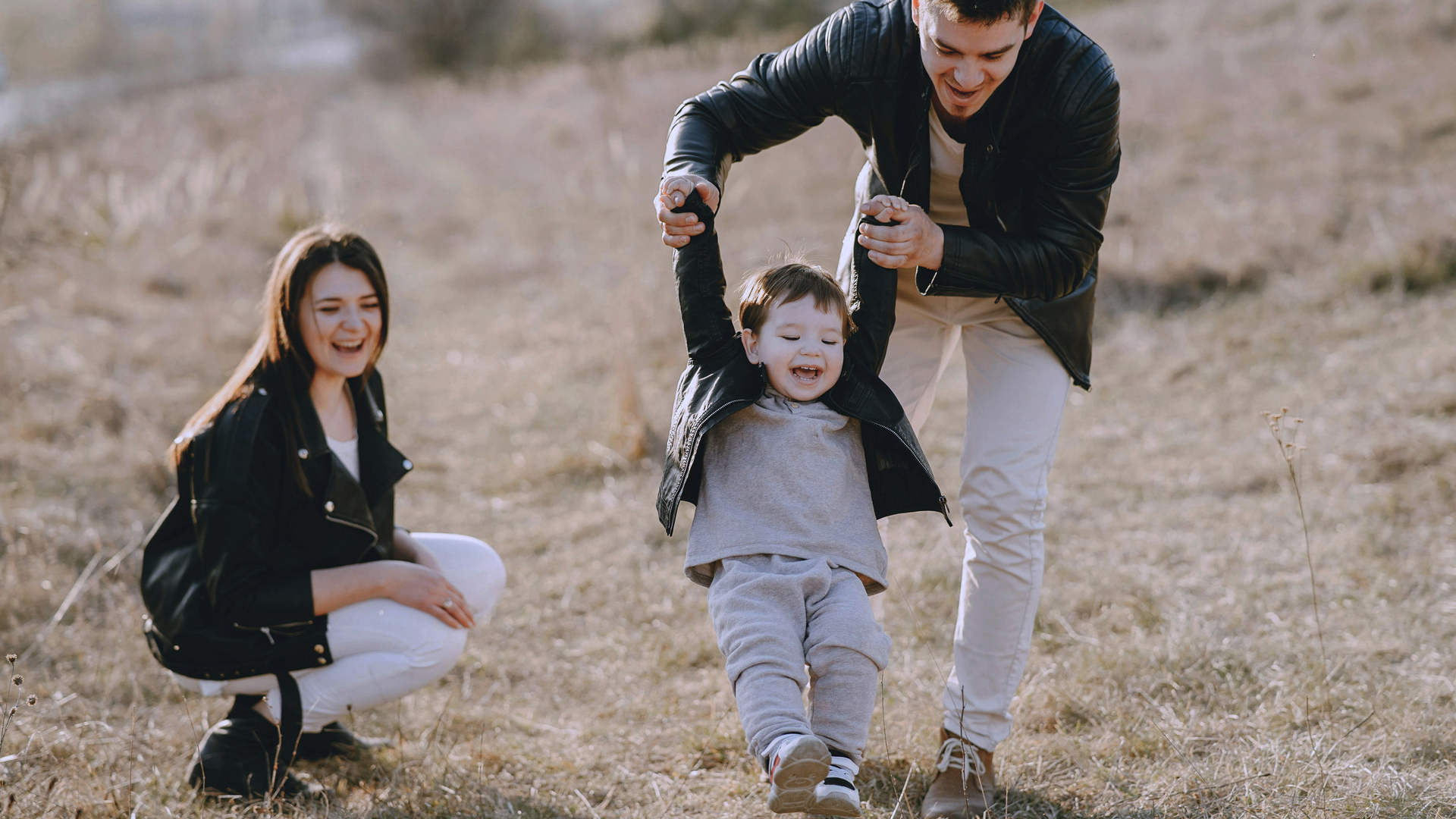 FAmilie med barn leker ute
